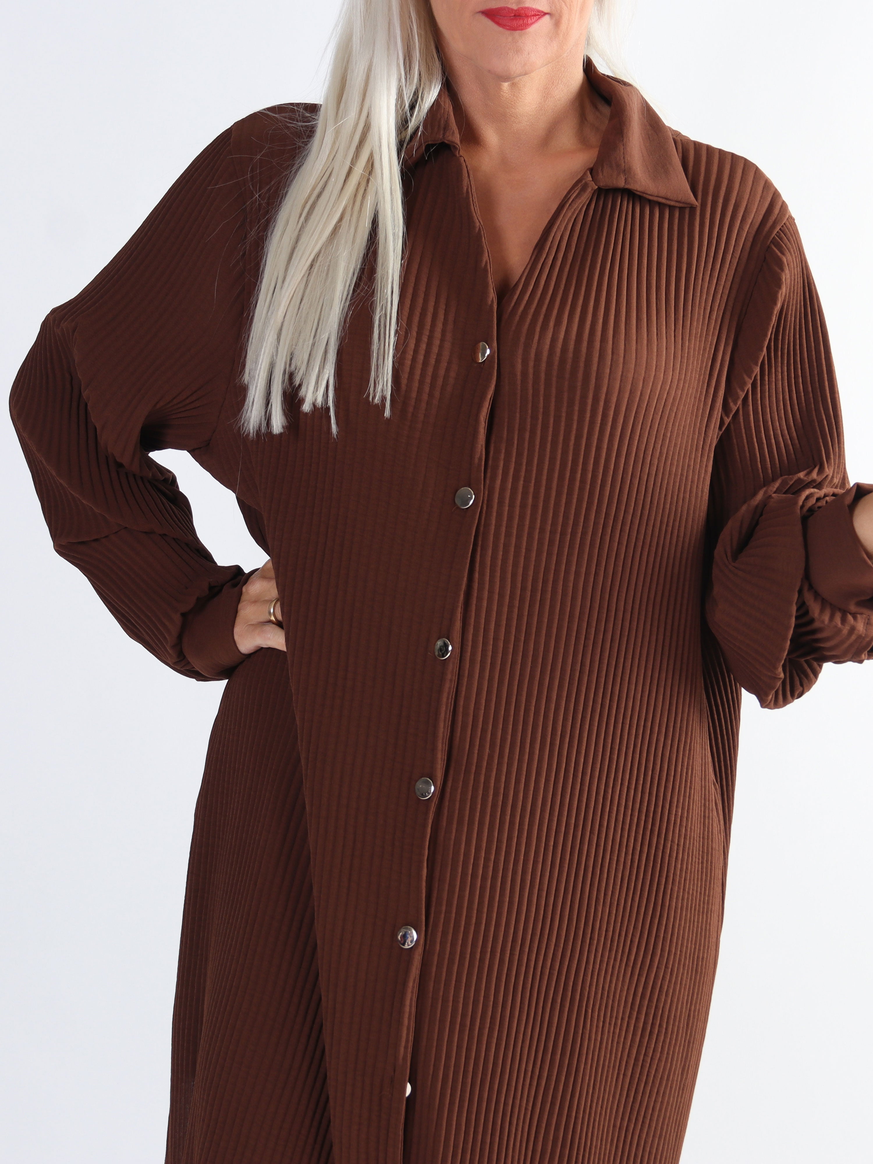 Lenora - Lang plisseret plus size kjole med knapper